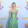 Dove Cameron inspira de look com pegada retrô em evento