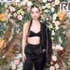 Dove Cameron aposta em conjunto top + calça de cintura alta e jaqueta de couro em evento