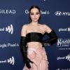 Dove Cameron combina look com a moda das luvas