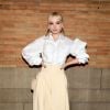 Dove Cameron investe em look com calça pantalona