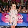 Dove Cameron investe vestido reto com com estampa floral em evento