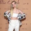 Dove Cameron aposta em look casual e confortável para evento