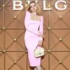 Dove Cameron elege vestido midi "rosa chiclete" com ombros estruturados para evento