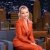 Dove Cameron elege conjuntinho de alfaiataria laranja para entrevista