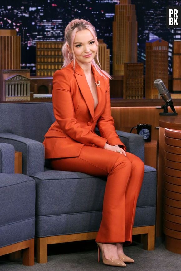 Dove Cameron elege conjuntinho de alfaiataria laranja para entrevista