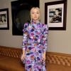 Dove Cameron elege vestido com estampa floral e drapeado para evento