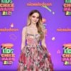 Dove Cameron combina vestido florido volumoso com cor da maquiagem em premiação