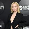 Dove Cameron aposta em decote ousado em evento com terninho preto