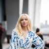 Dove Cameron aposta em vestido curto com babados