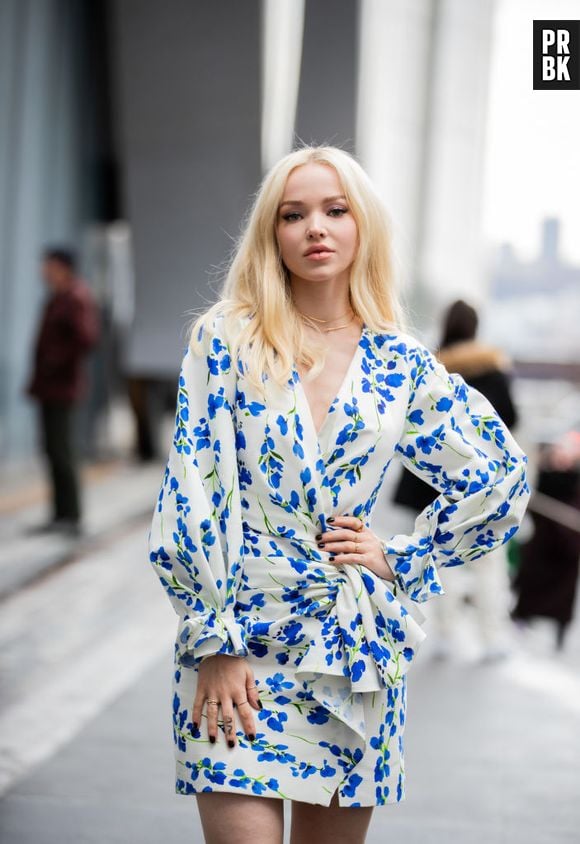 Dove Cameron aposta em vestido curto com babados