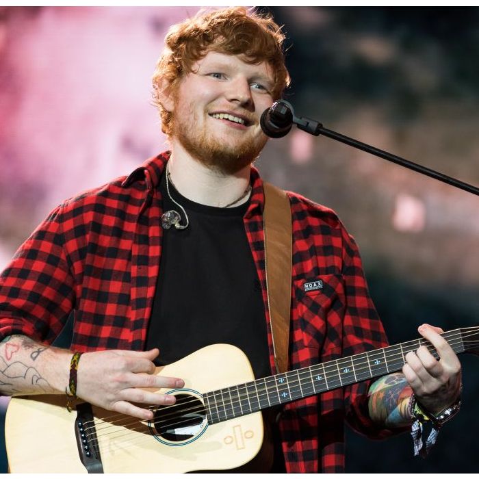 Ed Sheeran  anunciou o nascimento de Júpiter via Instagram com uma foto adorável de algumas pequenas meias de algodão 
