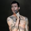 Pelo Twitter Adam Levine alfinetou Lady Gaga: "Ugh... reciclar arte antiga para uma geração mais jovem não faz de você uma artista. Faz de você uma professora de artes"