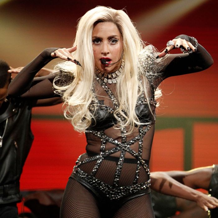 Lady Gaga não deixou barato e rebateu a alfinetada de Adam Levine: &quot; Uh, gente, a polícia da arte está aqui&quot; 
