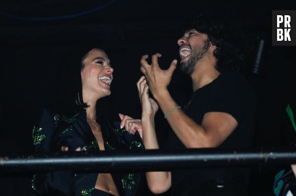 Fãs repararam que Bruna Marquezine e Xolo Maridueña usaram colar combinando em show