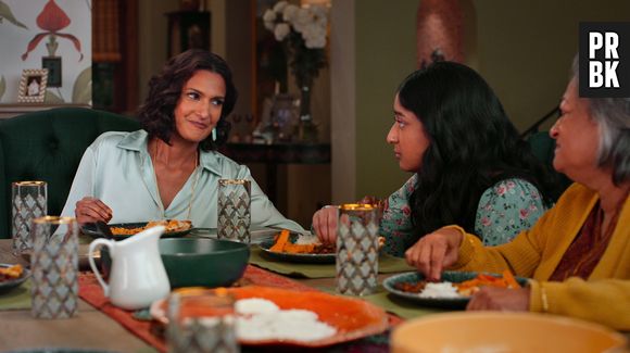 A mãe de Devi (Maitreyi Ramakrishnan), Nalini (Poorna Jagannathan), voltará para a Índia após a protagonista se formar na 4ª temporada de "Eu Nunca"?