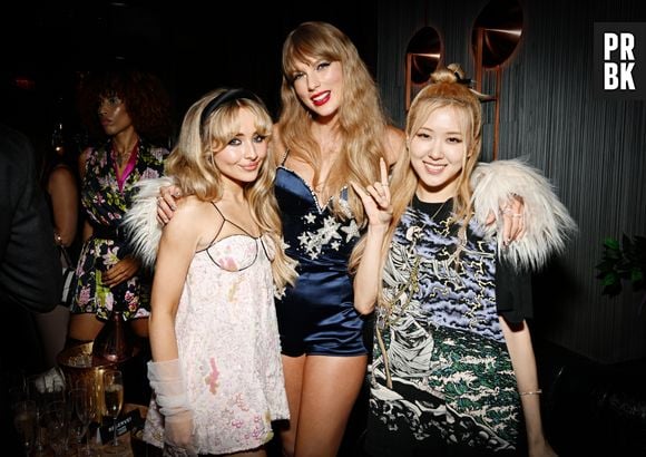 Taylor Swift posou ao lado de Rosé, do BLACKPINK, no pós-festa do VMA