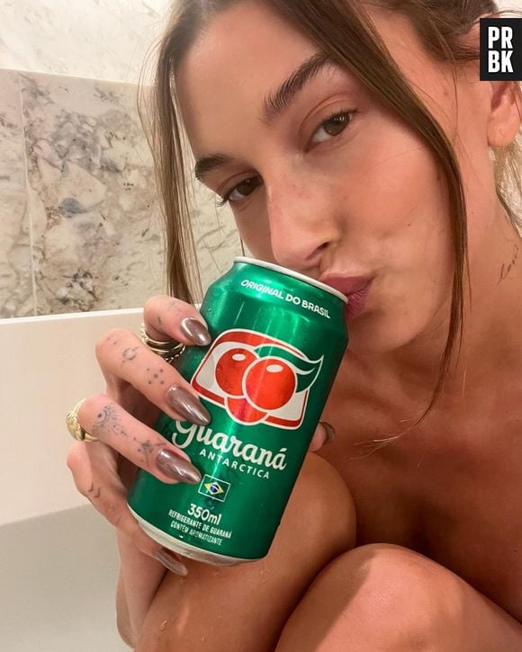 Hailey Bieber, bem brasileira, bebendo Guaraná