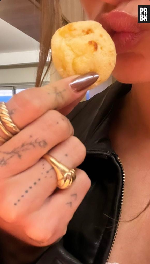 Hailey Bieber é fã de pão de queijo e fez questão de mostrar