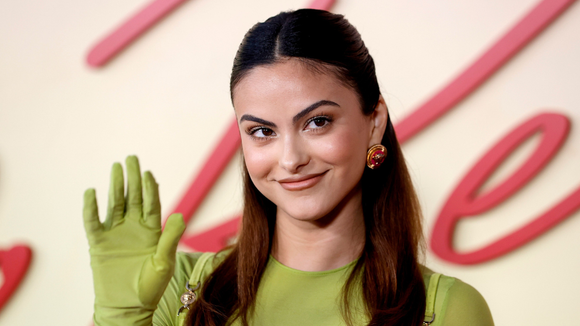 Camila Mendes aproveita Brasil com família, comidas típicas e Toddynho. Veja fotos!