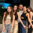 Camila Mendes aparece se divertindo em fotos e vídeos com a família no Brasil