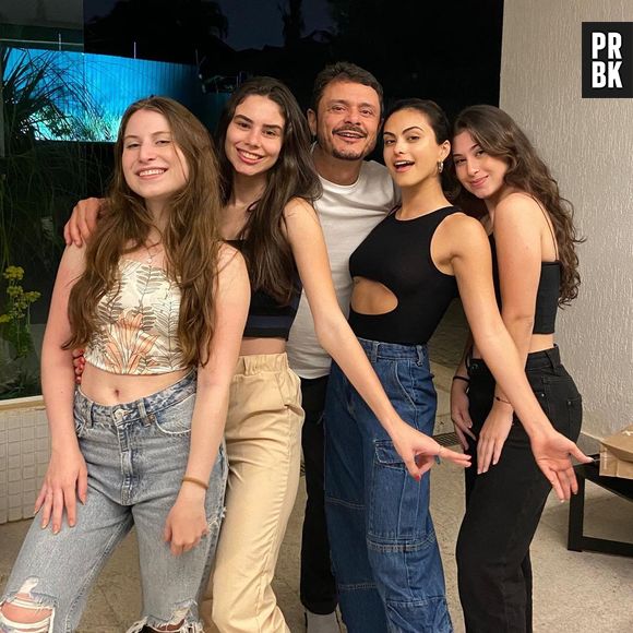 Camila Mendes aparece se divertindo em fotos e vídeos com a família no Brasil