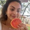 Camila Mendes de "Riverdale" aparece comendo goiaba e tomando Toddynho em fotos no Brasil