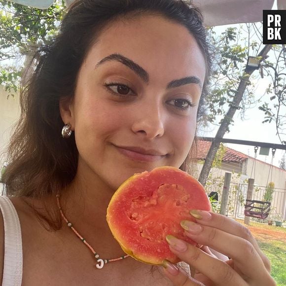 Camila Mendes de "Riverdale" aparece comendo goiaba e tomando Toddynho em fotos no Brasil