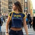 Malu Camargo usa t-shirt do Brasil com a estética Y2K em viagem no exterior