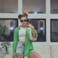 Maisa Silva compõe look com estética Brasilcore, com camisa na cor verde bandeira