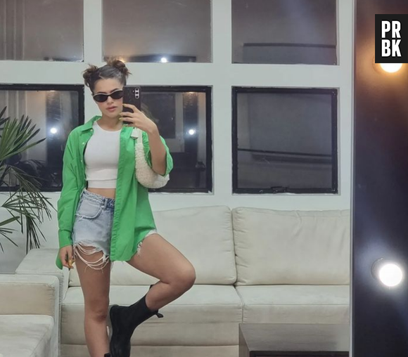 Maisa Silva compõe look com estética Brasilcore, com camisa na cor verde bandeira