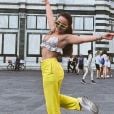 Larissa Manoela compõe look de viagem com calça amarela e óculos colorido