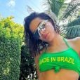 Anitta investe em biquíni verde e t-shirt escrito "feita no Brasil"
