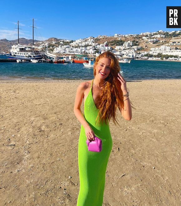 Marina Ruy Barbosa usa vestido de tricô na cor verde limão me viagem internacional