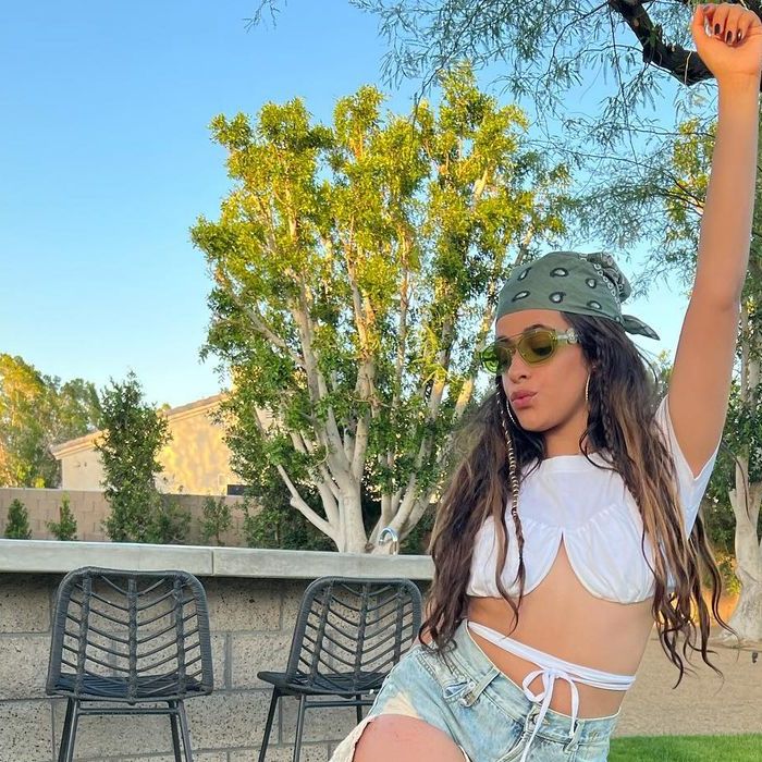 Camila Cabello inspira com acessórios estilosos: bandada e óculos de sol nas cores verdes