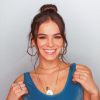 Bruna Marquezine, quando fez campanha para a C&A, investiu na tendência Brasilcore. As argolas em formato de coração, inclusive, viraram febre na última Copa do Mundo de 2022