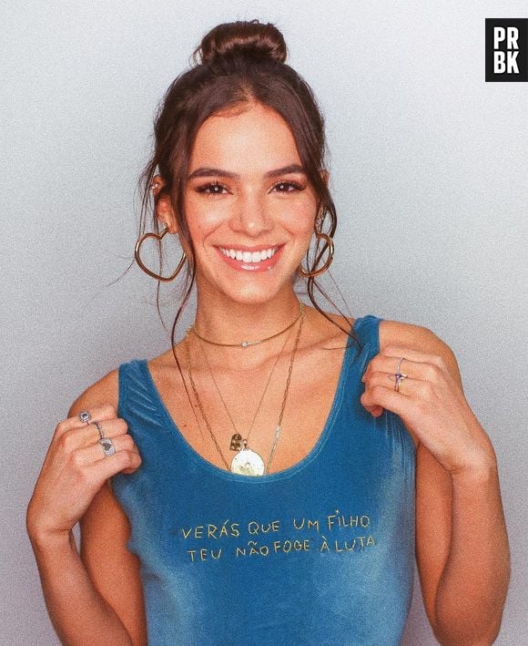 Bruna Marquezine, quando fez campanha para a C&A, investiu na tendência Brasilcore. As argolas em formato de coração, inclusive, viraram febre na última Copa do Mundo de 2022