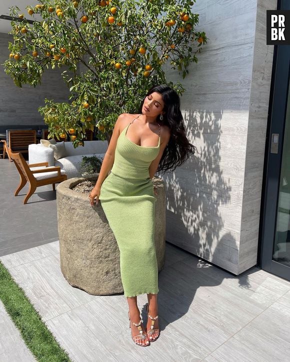 Kylie Jenner inspira com conjunto verde de tricot, combinação ideal para jantares e barzinho com amigos na época dos jogos