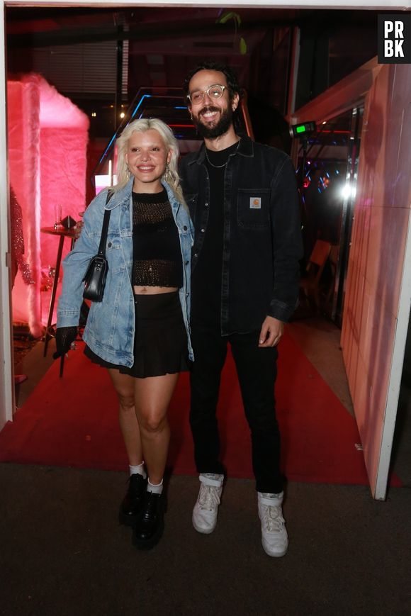 Duda Beat combinou jeans e preto em evento de Giovanna Ewbank