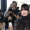 Anne Hathaway reviveu look de "O Diabo Veste Prada" durante Semana de Moda