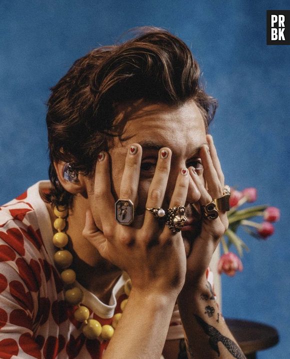 Harry Styles pinta a unha e tem sua própria linha de esmaltes