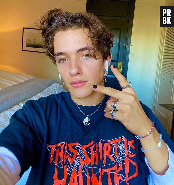 Noah Urrea, ex-Now United, já pintou as unhas de preto