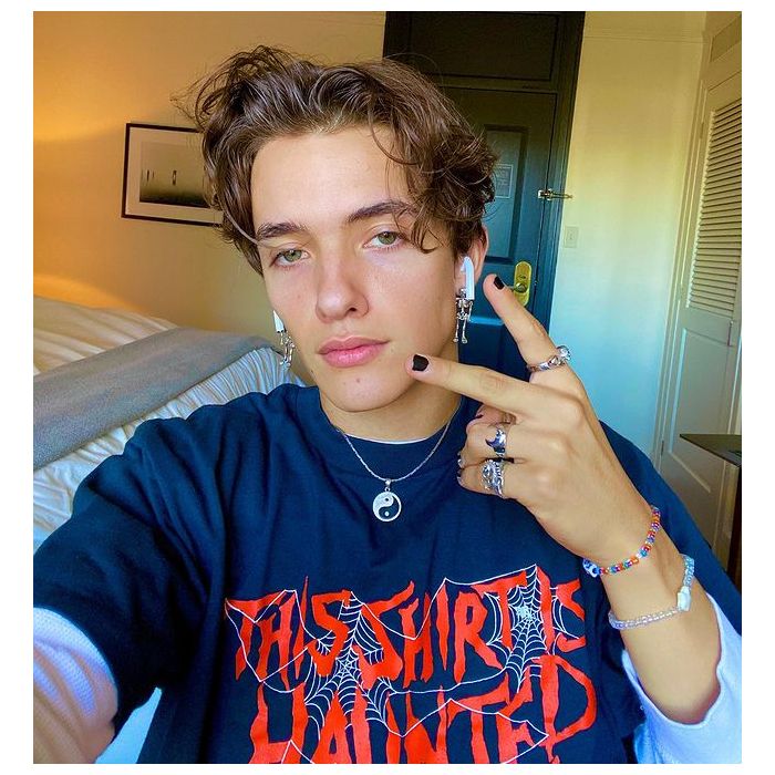 Noah Urrea, ex-Now United, já pintou as unhas de preto