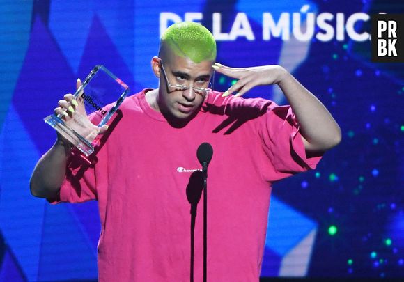 Bad Bunny aposta em unhas ousadas há alguns anos