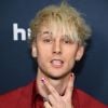 Machine Gun Kelly aparece bastante com as unhas pintadas