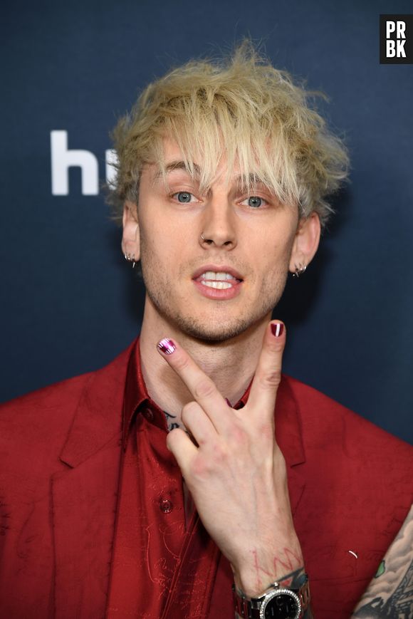 Machine Gun Kelly aparece bastante com as unhas pintadas