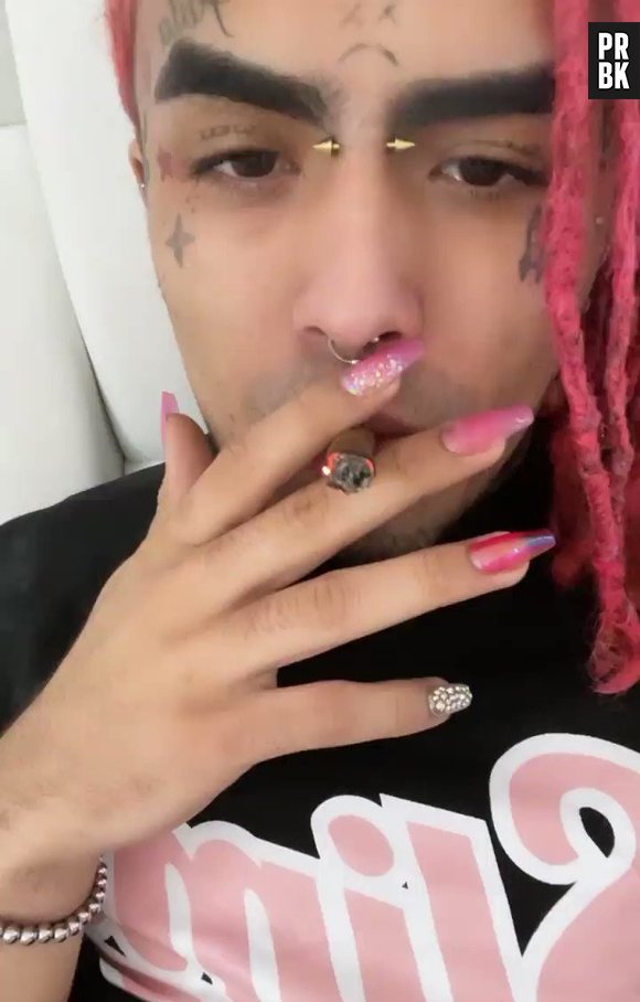 Lil Pump usou unhas grandes e coloridas