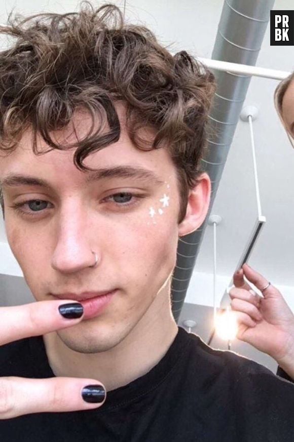 Troye Sivan já usou unhas de alguns estilos