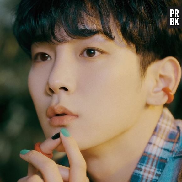 Key, do SHINee, apareceu com unhas pintadas