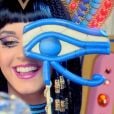  Katy Perry não consegue abrir um olho em show e vídeo viraliza 