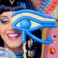 Katy Perry surpreende fãs ao revelar motivo de "problema" no olho em show